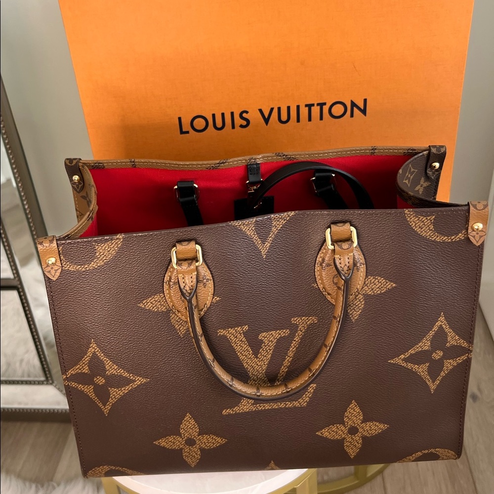 Excellent Condition Pristine Louis Vuitton OnTheGo MM - Like New